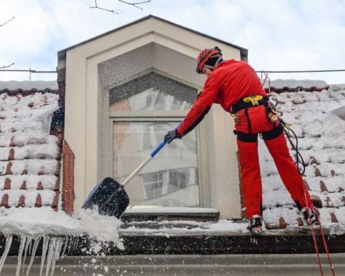 Очистка крыш от снега