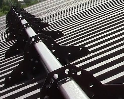 Монтаж снегозадержателей